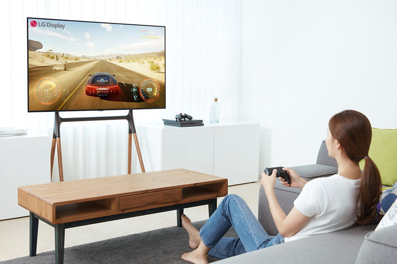 OLED TV로 게임을 즐기는 모습 2021.10.07 (출처:LG)