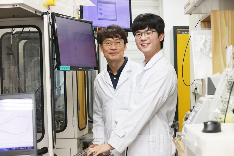(왼쪽부터) KAIST 생명화학공학과 김희탁 교수, 권혁진 박사 2021.10.07 (출처:KAIST)