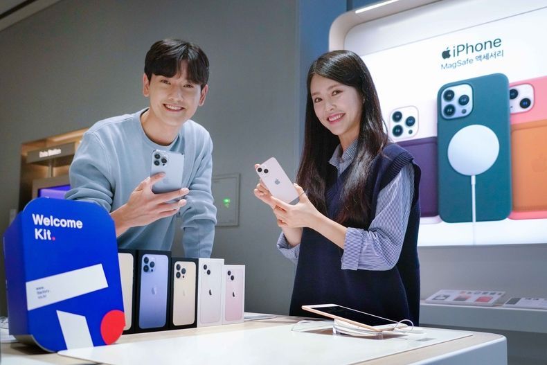 SK텔레콤은 8일부터 T월드 매장과 공식 온라인몰 T다이렉트샵에서 아이폰 13 프로ᆞ아이폰 13 프로맥스ᆞ아이폰 13ᆞ아이폰 13 미니를 공식 출시하고 판매를 시작한다. 2021.10.08 (출처:SK텔레콤)
