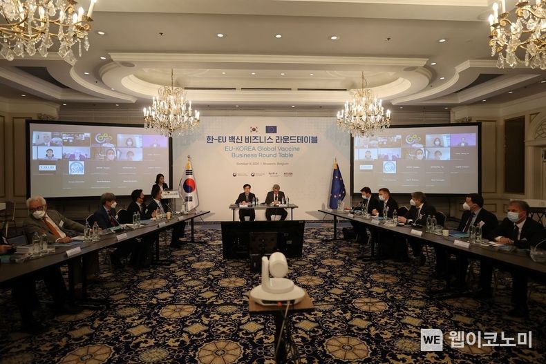 KOTRA(사장 유정열)는 8일 벨기에 브뤼셀에서 '한-EU 글로벌 백신 파트너십 비지니스 포럼'를 개최했다. '한-EU 글로벌 백신 파트너십 비지니스 포럼'에는 한-EU 양측 포함해 백신 및 투자 관련 기업 14개사가 온·오프라인으로 참가했다. 2021.10.10 (출처 = KOTRA)