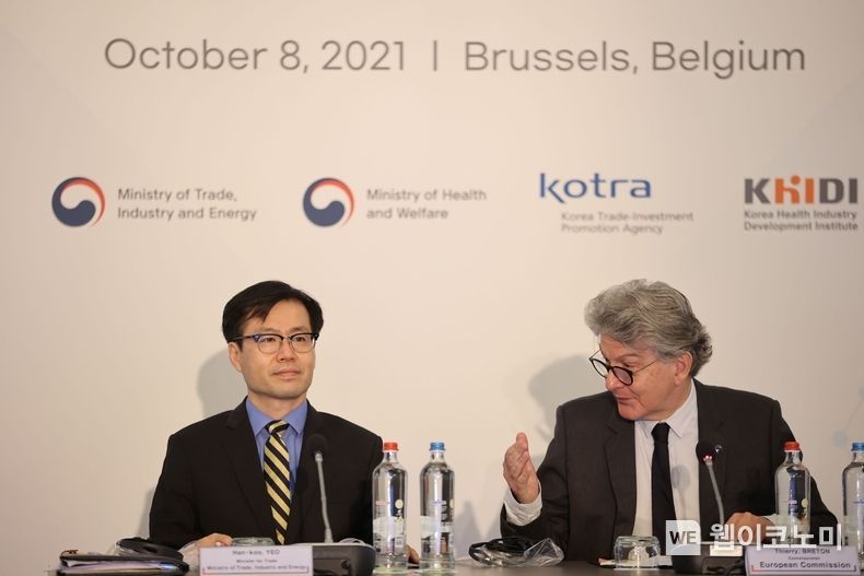KOTRA(사장 유정열)는 8일 벨기에 브뤼셀에서 '한-EU 글로벌 백신 파트너십 비지니스 포럼'를 개최했다. 여한구 통상교섭본부장(왼쪽)이 티에리 브르통(Thierry Breton) EU 집행위원과 의견을 교환하고 있다. 2021.10.10 (출처 = KOTRA)