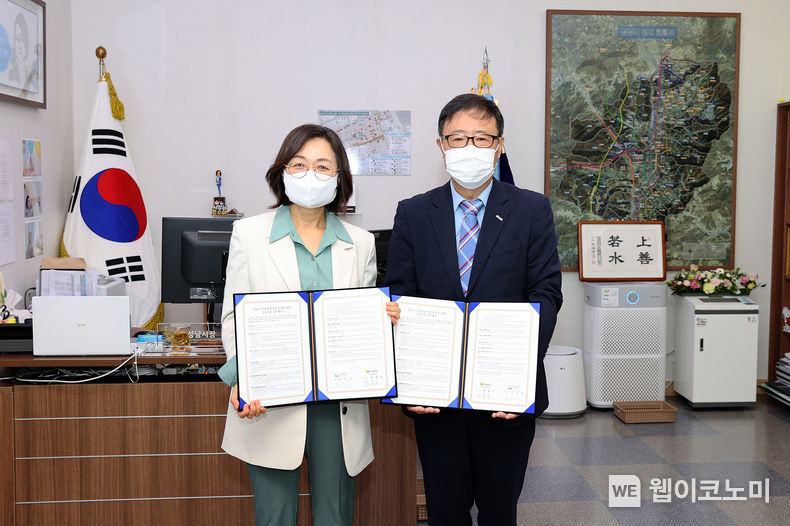 기술보증기금은 8일 성남시청에서 성남시와 “성남시 기술창업기업 육성을 위한 금융지원 업무협약”을 체결했다고 밝혔다. (왼쪽부터) 은수미 성남시장과 정윤모 기술보증기금 이사장이 협약식 후 기념 촬영을 하고 있다. 2021.10.10 (출처 = 기보)