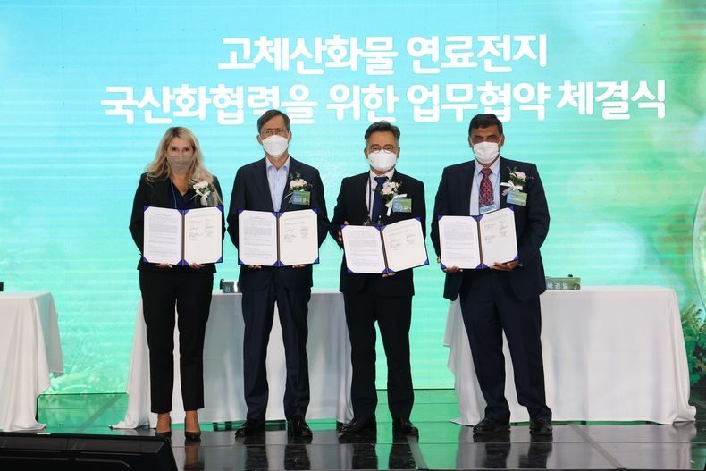 한수원이 13일 일산 KINTEX에서 SK에코플랜트, 블룸에너지, 블룸SK퓨얼셀과 고체산화물 연료전지(SOFC) 국산화 협력 MOU를 체결했다(왼쪽에서 두번째 정재훈 한수원 사장) 2021.10.13 (출처:한국수력원자력)