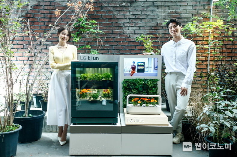 서울 성수동에 위치한 복합문화공간 ‘플라츠’에 15일부터 11월 초까지 운영하는 신개념 식물생활가전 ‘LG 틔운(LG tiiun)’ 팝업스토어인 ‘틔운 하우스(tiiun haus: life with green)’에서 모델들이 LG 틔운과 LG 틔운 미니를 체험하고 있다. 2021.10.14 (출처 = LG전자)
