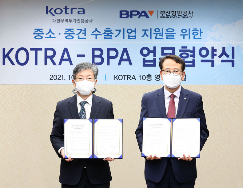 유정열 KOTRA 사장(왼쪽)이 강준석 부산항만공사 사장과 체결식 후 기념 촬영을 하고 있다. 2021.10.15 (출처:KOTRA)