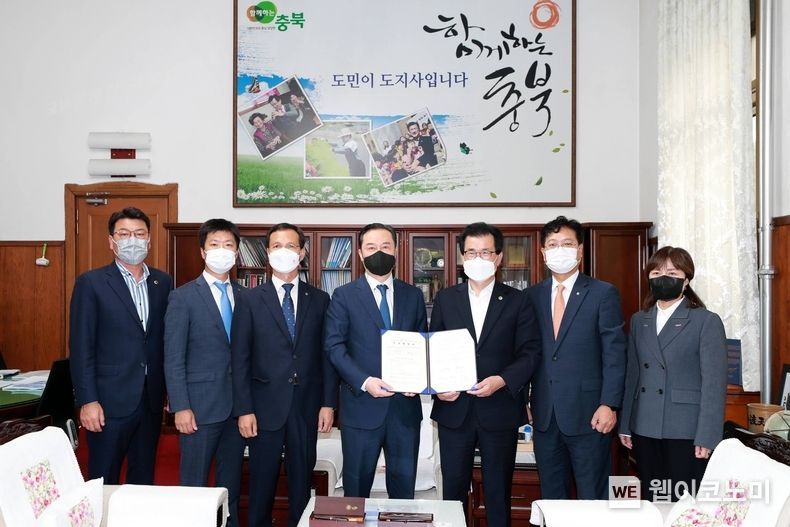 [NH농협리츠운용은 충북 음성 금왕테크노밸리 산업단지 내 복합물류센터의 개발사업을 추진한다고 17일 밝혔다. 김기창 도의원(사진 왼쪽에서 첫 번째), 신준화 한양증권 본부장(왼쪽에서 두 번째), 조병옥 충북 음성군수(왼쪽에서 세 번째), 강문현 ㈜글로벌포원 회장(왼쪽에서 네 번째), 이시종 충북지사(왼쪽에서 다섯 번째), 서철수 NH농협리츠운용 대표이사(왼쪽에서 여섯 번째)와 관계자가 지난 15일, 협약식 후 기념촬영을 하고 있다. 2021.10.17 (출처= 농협)