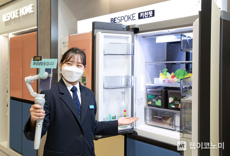 삼성전자 제품 전문 상담사(디테일러)가 삼성 디지털프라자 삼성대치점에서 비대면 화상 상담 서비스(e-디테일러)를 진행하고 있다. 2021.10.17 (출처 = 삼성전자)