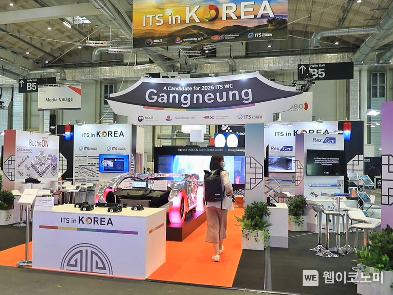 LG유플러스(대표 황현식)는 지난 11~15일 독일 함부르크 메세(Hamburg Messe)에서 열린 제27회 ITS 세계총회에서 ‘기업 부문 명예의 전당상(공로상)’을 받았다고 17일 밝혔다. 2021.10.17 (출처 = LG유플러스)