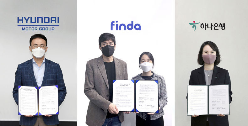 왼쪽부터 정헌택 현대차·기아 TaaS 본부 상무, 박홍민, 이혜민 핀다 대표이사, 김소정 하나은행 디지털리테일그룹 부행장이 기념 촬영을 하고 있다 2021.10.18 (출처:하나은행)