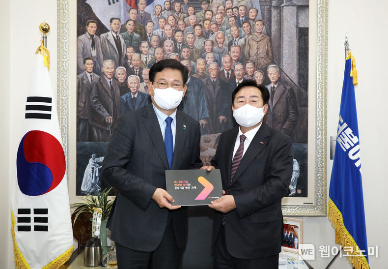 김기문 중기중앙회장, 여야 대표 만나 중소기업 10대 정책과제 전달 2012.10.19 (출처:중소기업중앙회)