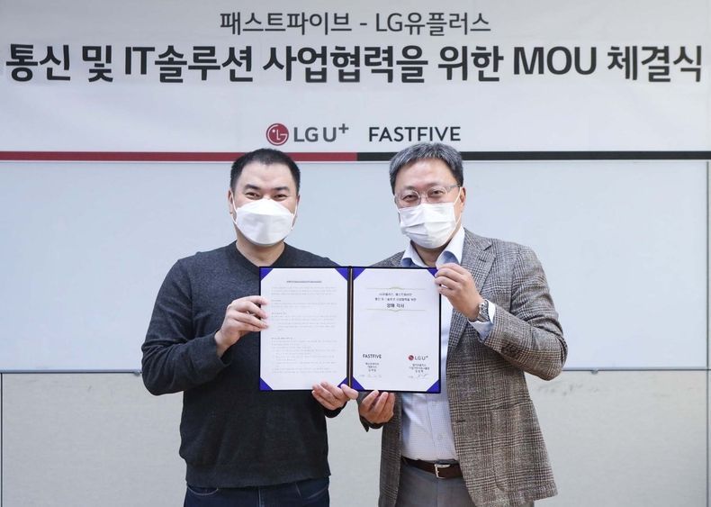 LG유플러스 임장혁 기업기반사업그룹장(오른쪽)과 패스트파이브 김대일 대표가 업무협약을 체결한 뒤 기념촬영을 하는 모습 2021.10.21 (출처:LG유플러스)