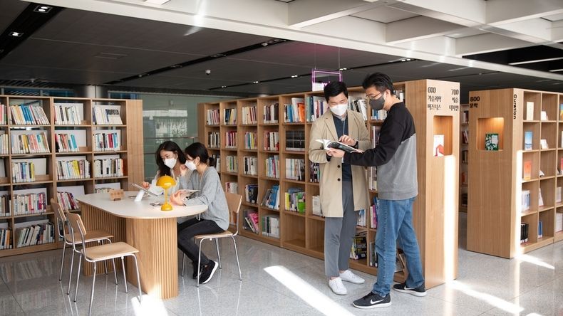 LG전자가 최근 서울 서초구에 위치한 서초R&D캠퍼스에 다양한 도서들이 채워진 소규모 복합문화공간 ‘리브르 드 서초(Livre de Seocho)’를 열었다. LG전자 직원들이 '리브르 드 서초'를 이용하고 있다. 2021.10.25 (출처:LG전자)
