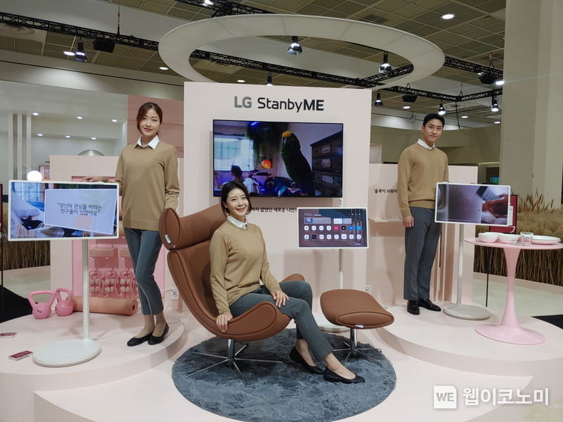 LG전자가 29일까지 서울 삼성동 코엑스에서 열리는 한국전자전에 참가해 혁신 기술이 만드는 새로운 고객 라이프스타일을 선보인다. LG전자 모델들이 KES 혁신상을 받은 신개념 무선 프라이빗 스크린 LG 스탠바이미를 소개하고 있다. 2021.10.26 (출처 = LG전자)