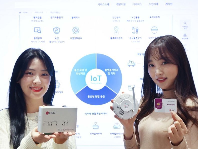 LG유플러스 모델이 IoT 파트너 상생 프로그램을 소개하는 모습 2021.10.27 (출처:LG유플러스)