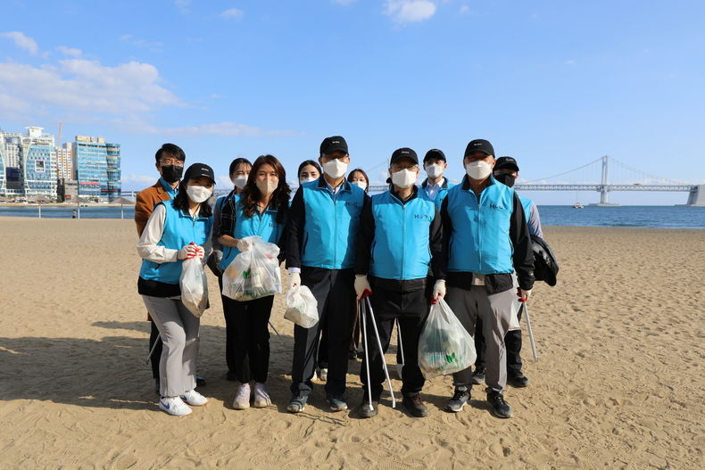 HUG 권형택 사장 및 임직원, 해양 환경정화 플로깅 봉사활동 참여