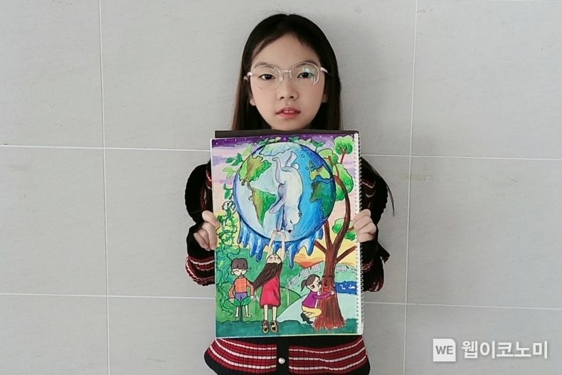 한화토탈이 아이들에게 탄소 중립의 중요성을 알리고 환경 보호를 위한 다양한 아이디어를 공유하는 ‘초록 지구환경 어린이 그림 공모전’을 개최했다. 사진은 이번 공모전에서 대상을 수상한 인천 박문초 김지우(11) 학생과 그림. 2021.10.31 (출처 = 한화토탈)