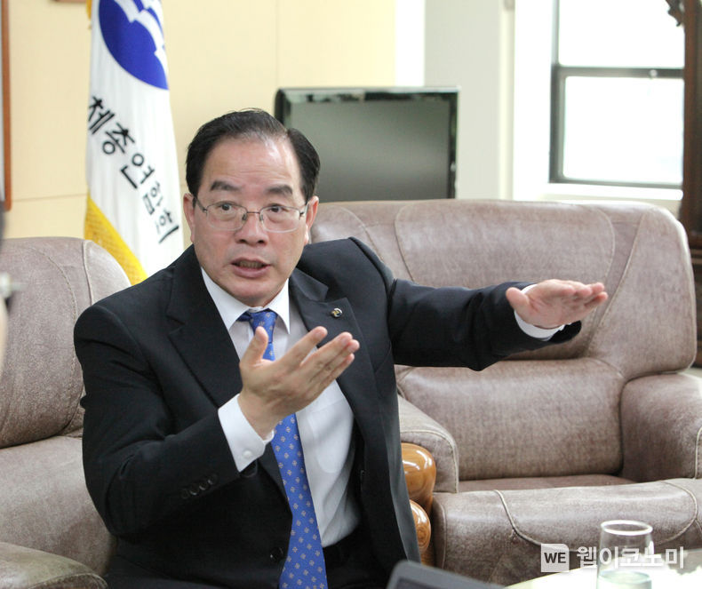 하윤수 한국교총 회장(전 부산교대 총장)이 웹이코노미와 기자회견에서 발언하고 있다. (사진 = 웹이코노미 김영섭 기자)