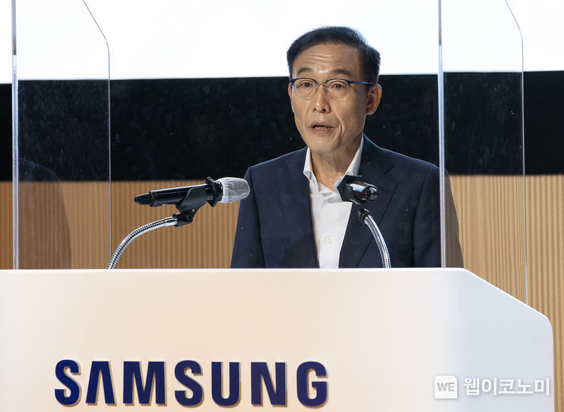 11월 1일 삼성전자 수원 디지털시티에서 열린 창립 52주년 기념식에 참석한 삼성전자 김기남 대표이사 부회장 2021.11.01 (출처 = 삼성전자)