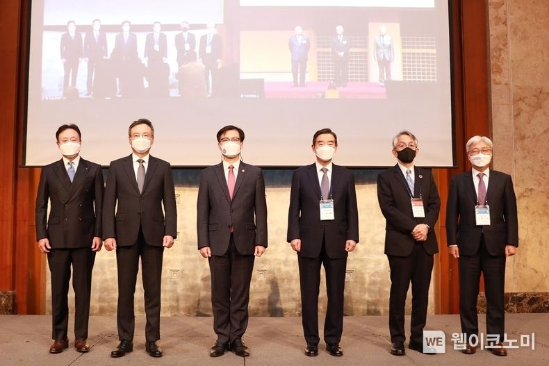 2일 한일 양국을 화상으로 연결해 열린 제53회 한일경제인회의 개회식에서 양측 내빈들이 화상으로 연결해 기념촬영을 했다. 좌로부터 이휘령 세아제강㈜ 부회장, 장동현 SK㈜ 사장, 여한구 산업통상자원부 통상교섭본부장(축사), 김윤 한일경제협회 회장(한국 단장, 개회인사), 아이보시 코이치 주한일본대사(축사), 이인용 삼성전자 사장 2021.11.02 (출처 = 삼양홀딩스)
