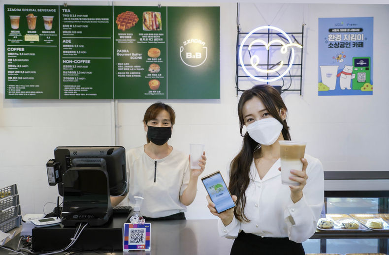 을지로입구역 지하상가 소상공인 카페 '짜드라' 정의숙 대표와 SK텔레콤 모델이 다회용컵 반납기 앞에서 포즈를 취한 모습 2021.11.04 (출처:SK텔레콤)