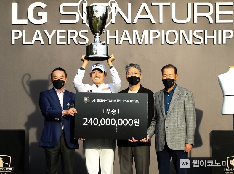 LG전자가 超프리미엄 ‘LG 시그니처(LG SIGNATURE)’의 프리미엄 가치를 알리기 위해 진행한 ‘LG 시그니처 플레이어스 챔피언십’이 7일 성황리에 막을 내렸다. 한국프로골프협회 구자철 회장(왼쪽 첫 번째), 대회 우승을 차지한 김비오 선수(두 번째), LG전자 한국영업본부장 이상규 사장(세 번째), 서원밸리CC 최등규 대표가 기념 촬영을 하고 있다. 2021.11.07 (출처 = LG)