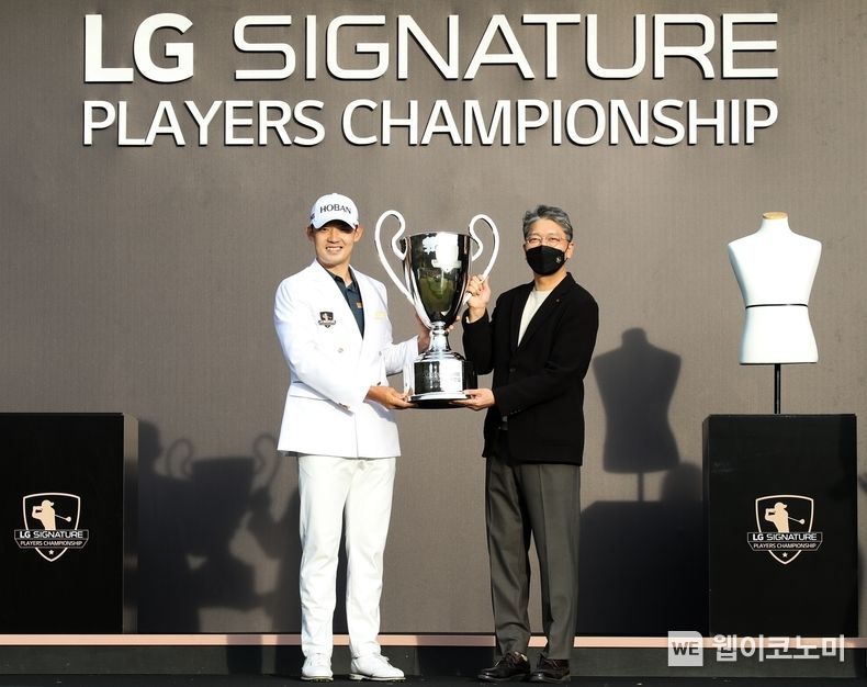 LG전자가 超프리미엄 ‘LG 시그니처(LG SIGNATURE)’의 프리미엄 가치를 알리기 위해 진행한 ‘LG 시그니처 플레이어스 챔피언십’이 7일 성황리에 막을 내렸다. 대회 우승을 차지한 김비오 선수(왼쪽)가 LG전자 한국영업본부장 이상규 사장과 기념 촬영을 하고 있다. 2021.11.07 (출처 = LG전자)