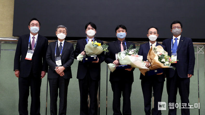 지난 6일 ‘2021 두산연강외과학술상’ 시상식에서 (왼쪽부터)대한외과학회 서경석 회장, 두산연강재단 박용현 이사장, 부산 백병원 이안복 부교수, 원주 세브란스병원 정필영 임상교원, 아주대병원 한상욱 교수, 대한외과학회 이우용 이사장이 기념사진을 촬영하고 있다. 2021.11.07 (출처 = 두산)