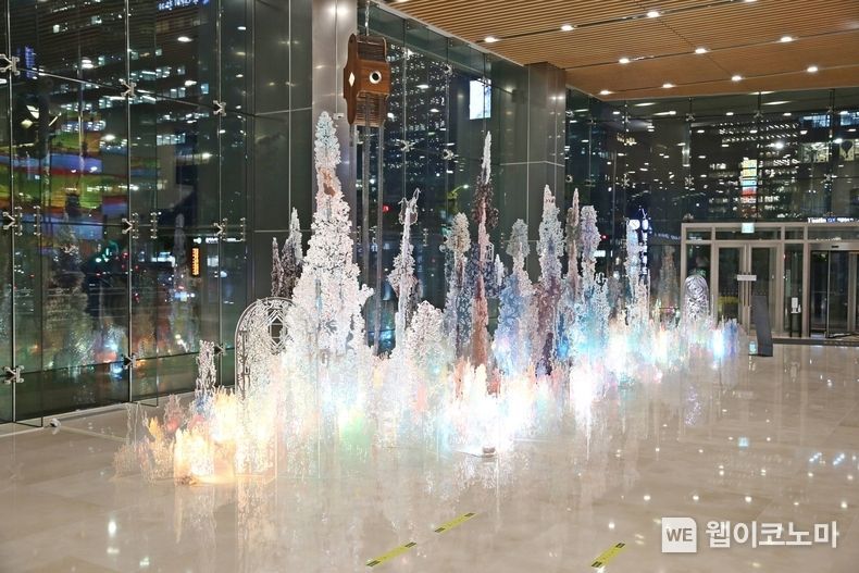 신한카드는 서울 중구 소재 본사 로비에 사옥 안팎에서 자유롭게 감상할 수 있도록 설치미술 작품을 전시해 공감각적인 예술 경험을 선사하고 있다. 2021.11.07 (출처 = 신한카드)