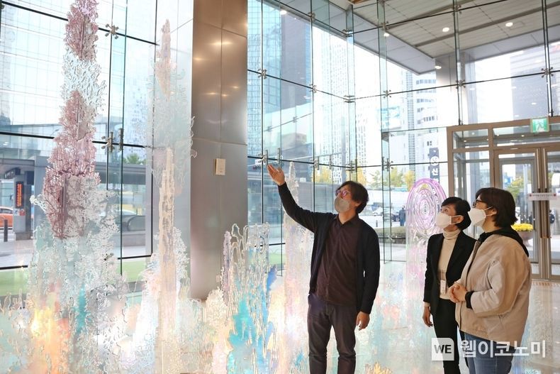 신한카드 본사 사옥 로비에 전시 중인 설치미술 작품 '숨의 숲'에 대하여 '홍범'작가가 설명하고 있다. 2021.11.07 (출처 = 신한카드)
