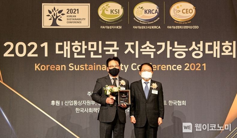 SK㈜는 5일, 서울 소공동 롯데호텔에서 열린 ‘2021 대한민국 지속가능성대회' 시상식에서 서비스부문 우수보고서상을 수상했다. SK(주) C&C 안석호 행복추진센터장(왼쪽)과 한국표준협회 강명수 회장(오른쪽)으로부터 상패를 수여받고 있다. 2021.11.07 (출처=SK)