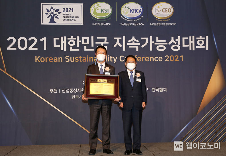 서울시 중구 소재 롯데호텔에서 열린 2021 대한민국 지속가능성대회 시상식에서 신한은행 브랜드전략부 이호진 부장(좌측)과 한국표준협회 강명수 회장이 기념촬영하는 모습 2021.11.07 (출처=신한은행)