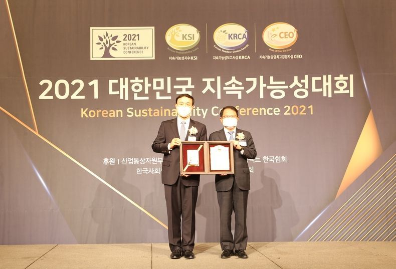 5일 오전 서울 소공동 롯데호텔에서 개최된 '2021 대한민국 지속가능성 대회'에서 신한카드가 신용카드 부문 1위 기업 선정된 후, 문동권 신한카드 경영기획그룹장(사진 왼쪽)과 강명수 한국표준협회 회장이 기념 촬영을 하고 있다 2021.11.08 (출처:신한카드)