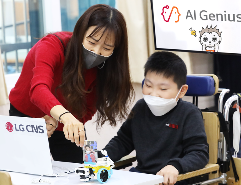 지난 3일 서울새롬학교 학생이 LG CNS AI지니어스 수업에서 AI 자율주행자동차 체험을 하고 있다 2021.11.09 (출처:LG)