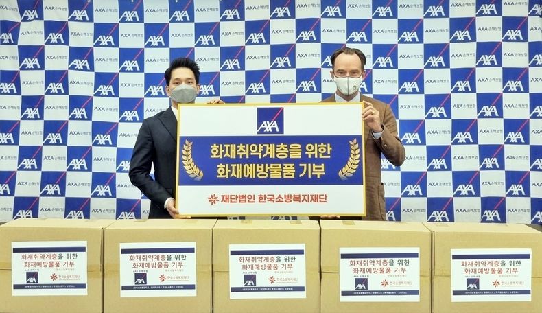 기욤 미라보 AXA손해보험 대표이사(우), 이지민 한국소방복지재단 이사장(좌)이 서울 용산구 소재 악사손보 본사에서 주거취약계층 가구를 위한 화재예방키트 전달식 행사를 진행했다 2021.11.09 (출처:AXA손해보험)
