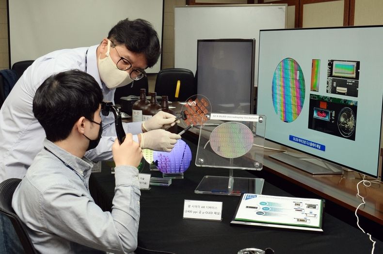 ETRI 연구진이 저온공정이 가능한 포토레지스트 소재로 OLED 디스플레이용 기판을 만들어 설명하고 있는 모습 2021.11.09 (출처:ETRI)