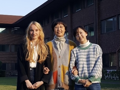 왼쪽부터 발레리 에르브 석사과정, 도영임 교수, 이세연 박사 2021.11.09 (출처:KAIST)