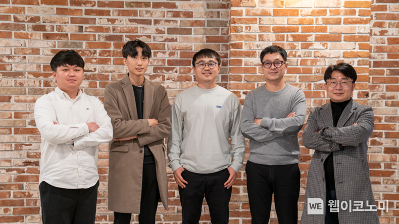 (왼쪽부터) 넷마블 AI센터 장시온, 오신혁, 안수남 팀장, 오인수 실장, 서호 2021.11.13 (출처 = 넷마블)