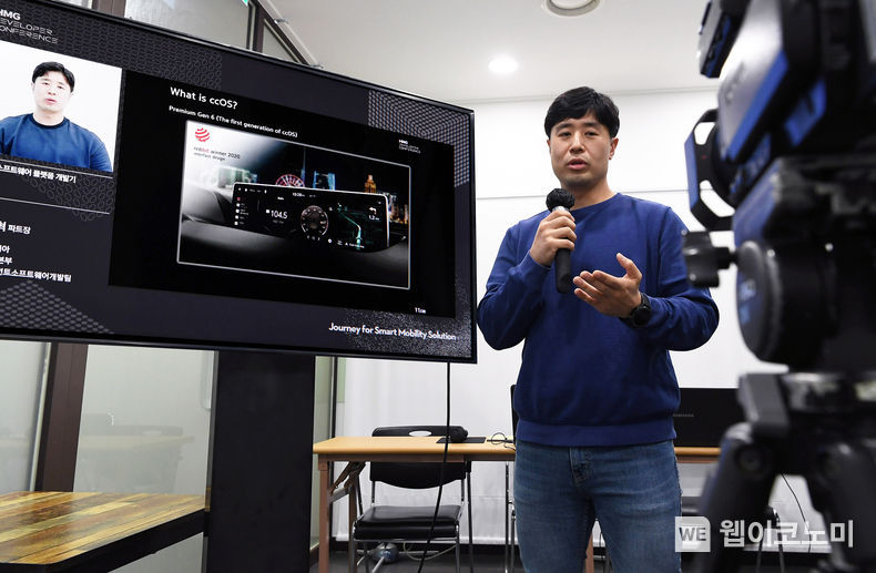 현대자동차그룹이 소프트웨어와 인공지능 분야까지 확장된 모빌리티 기업으로서의 다양한 연구성과를 개발자들과 공유하고 소프트웨어 분야 등 우수 인재 유치를 위해 마련한 『2021 HMG 개발자 컨퍼런스(HMG Developer Conference)』를 성황리에 마쳤다고 밝혔다. 현대차그룹 '2021 HMG 개발자 컨퍼런스' 성료_TaaS본부장 송창현 사장. 현대차그룹 '2021 HMG 개발자 컨퍼런스' 성료_실시간 질의응답 중인 개발자 2021.11.14 (출처 = 현대차)
