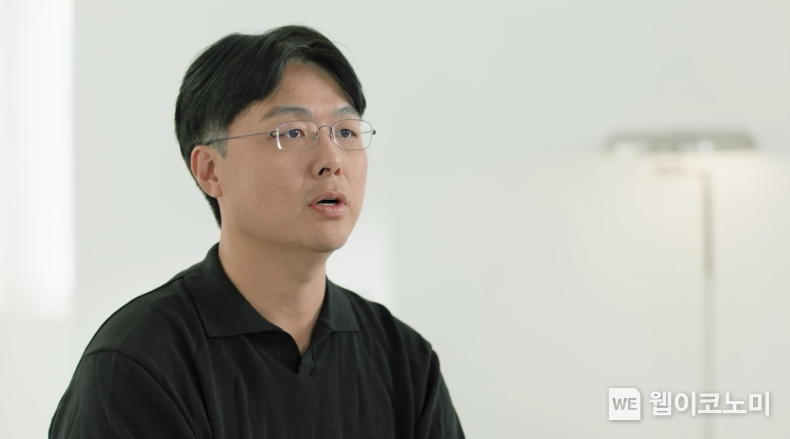 현대자동차그룹이 소프트웨어와 인공지능 분야까지 확장된 모빌리티 기업으로서의 다양한 연구성과를 개발자들과 공유하고 소프트웨어 분야 등 우수 인재 유치를 위해 마련한 『2021 HMG 개발자 컨퍼런스(HMG Developer Conference)』를 성황리에 마쳤다고 밝혔다. 현대차그룹 '2021 HMG 개발자 컨퍼런스' 성료_연구개발본부 전자담당 추교웅 전무 2021.11.14 (출처=현대차)