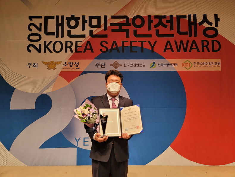 삼성엔지니어링 산업설비설계그룹 임유승 그룹장이 수상 후 기념촬영을 하고 있다 2021.11.18 (출처:삼성)