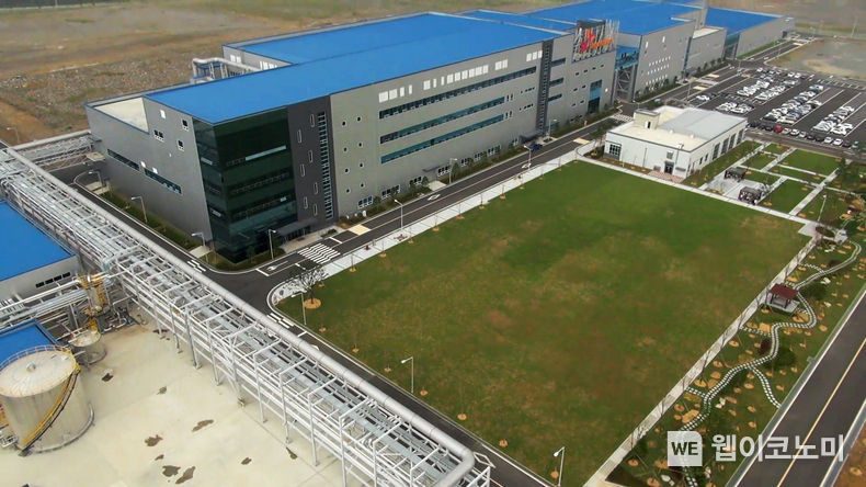  SK온 서산 배터리공장이 17일 ‘2021년 한국에너지대상’에서 ‘에너지효율향상’ 단체부문 장관표창을 수상했다. 전 공정에서 에너지 사용량을 절감하기 위한 노력을 인정받았다. 사진은 SK온 서산 배터리 공장 전경 2021.11.18 (출처 = SK온)