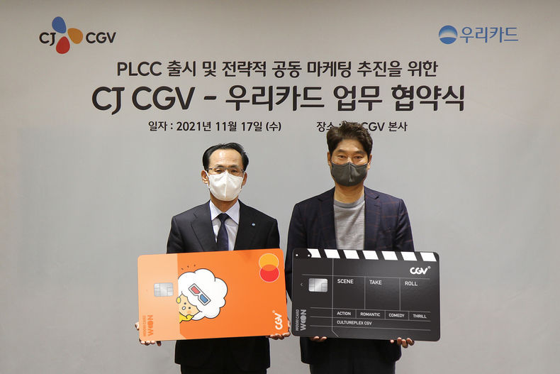 이달 17일 서울 용산구 CJ CGV 본사에서 우리카드 김정기 대표(왼쪽)와 CJ CGV 허민회 대표가 업무 협약식을 마치고 기념사진을 촬영하고 있다 2021.11.19 (출처:우리카드)