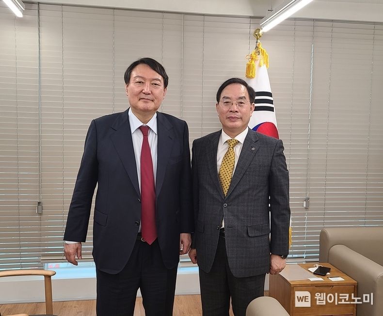 하윤수 한국교원단체총연합회 회장(전 부산교대 총장)은 19일 오후 3시 30분, 여의도 국민의힘 당사에서 윤석열 대선후보를 만나 간담을 갖고 교육현안에 대한 교총 입장 등을 전달했다. 2021.11.19 (출처 = 한국교총)