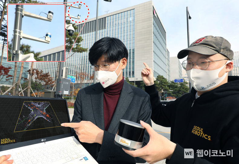LG유플러스는 서울로보틱스와 함께 ‘지능형 인프라 LiDAR 인식기술’ 실증에 돌입한다고 21일 밝혔다. 사진은 LG유플러스 서울 마곡사옥 앞 교차로에 설치된 LiDAR 센서를 주영준 LG유플러스 차세대기술Lab장(왼쪽)과 이한빈 서울로보틱스 대표가 살펴보고 있는 모습. 2021.11.21 (출처 = LG유플러스)