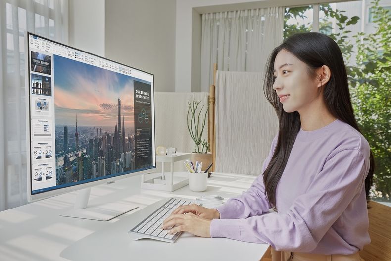 삼성전자 모델이 서울에 위치한 한 스튜디오에서 스마트 모니터 M7 화이트 에디션 제품을 소개하고 있다 2021.11.22 (출처:삼성)