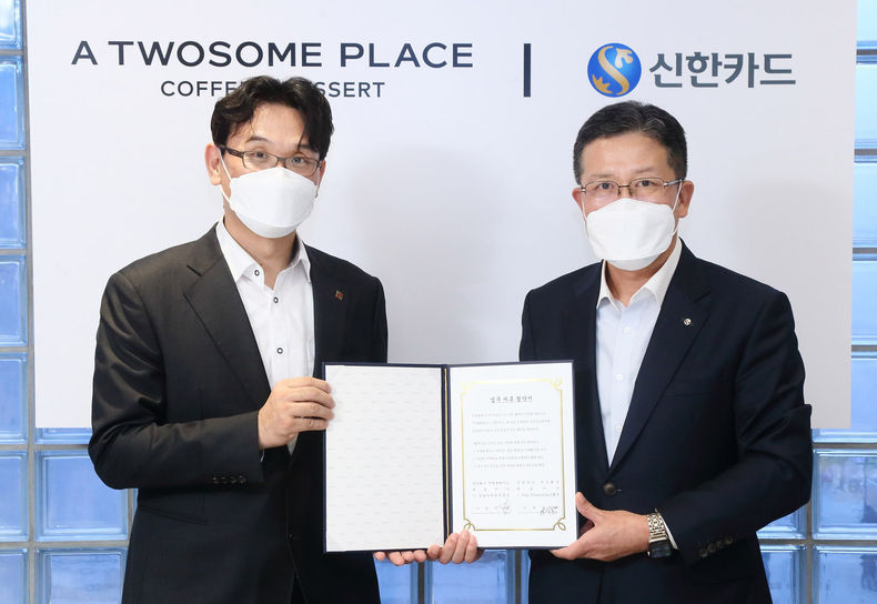 카드 출시를 기념해 진행한 제휴 조인식에 참석한 이상무 투썸플레이스 영업마케팅 부문장(왼쪽), 이석창 신한카드 페이플랫폼 그룹장 (오른쪽)이 기념사진을 촬영하고 있다 2021.11.23 (출처:신한카드)
