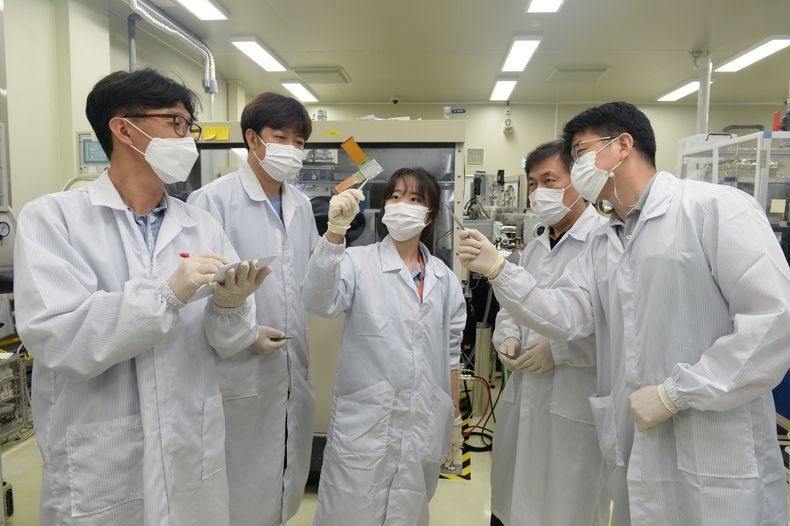 ETRI와 포항공대 연구진이 지문인식 센서 성능을 함께 점검하고 토의하는 모습 (왼쪽부터 ETRI 박영삼 박사, 주철웅 선임연구원, 포항공대 김주희 연구원, ETRI 강승열 박사, 포항공대 정대성 교수) 2021.11.30 (출처:ETRI)