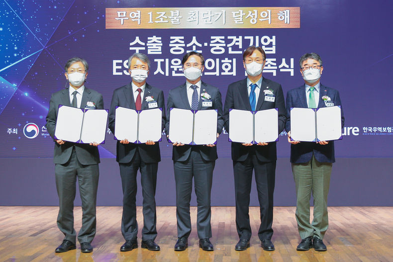이인호(왼쪽 두번째) 한국무역보험공사 사장이 1일 대한상공회의소에서 산업통상자원부 및 수출 유관기관과 ‘수출 중소·중견기업 ESG 지원협의회’를 발족하고 기념촬영을 하고 있다. 왼쪽부터 유정열 코트라 사장, 이인호 한국무역보험공사 사장, 박진규 산업부 제1차관, 이관섭 한국무역협회 부회장, 안완기 한국생산성본부 회장 2021.12.02 (출처:한국무역보험공사)