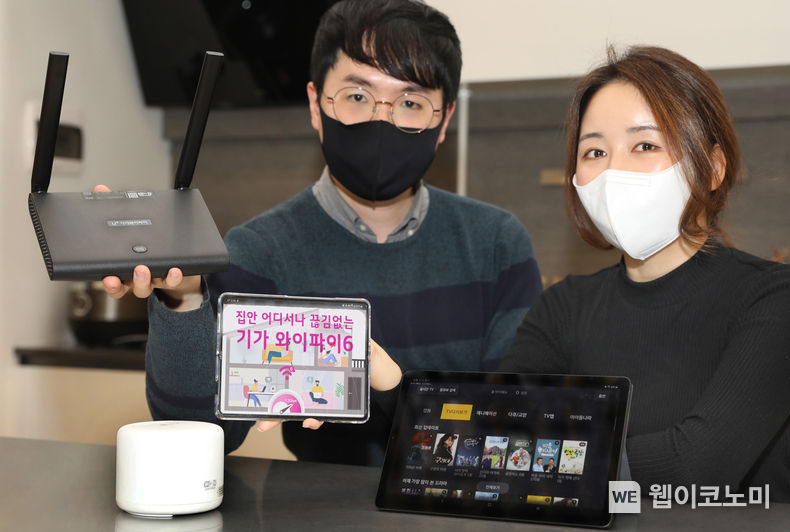 LG유플러스 직원들이 기가와이파이6 공유기와 U<sup>+</sup>tv 프리를 손에 들고 있는 모습 2021.12.07 (출처:LG유플러스)