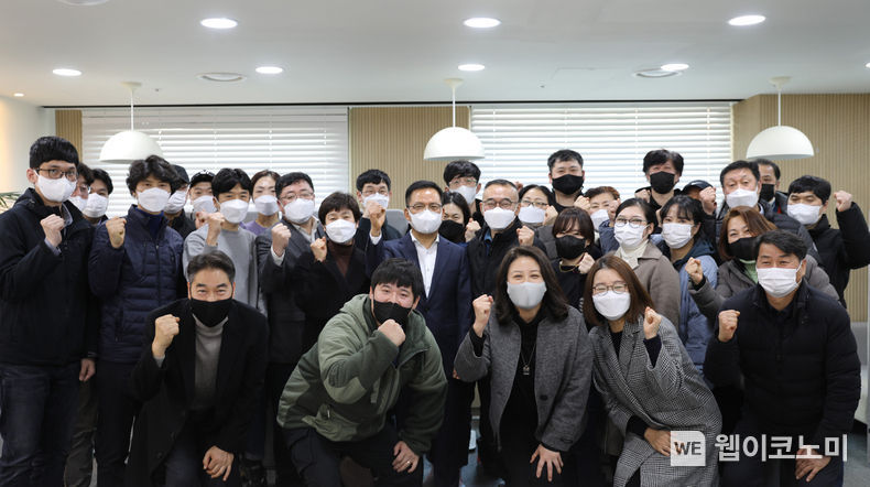지난 6일 개최된 2021 전국 가맹점협의회 회의에서 임금옥 bhc치킨 대표(두 번째 줄 중앙)와 참석자들이 기념촬영을 하고 있다 2021.12.07 (출처:bhc)